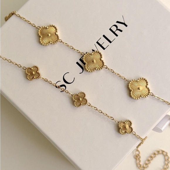 Petite Gold Clover Bracelet Double Sided - Picture 5 of 10